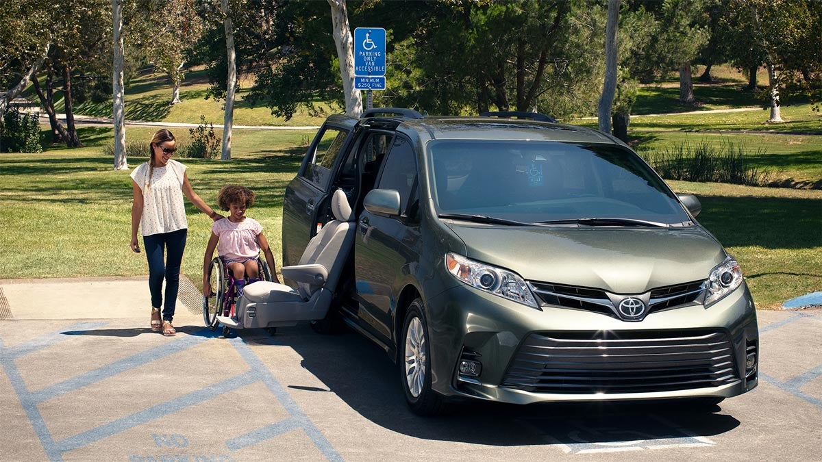 2019 Toyota Sienna with Auto Access Seat from DELLA Toyota of Plattsburgh in Plattsburgh, NY