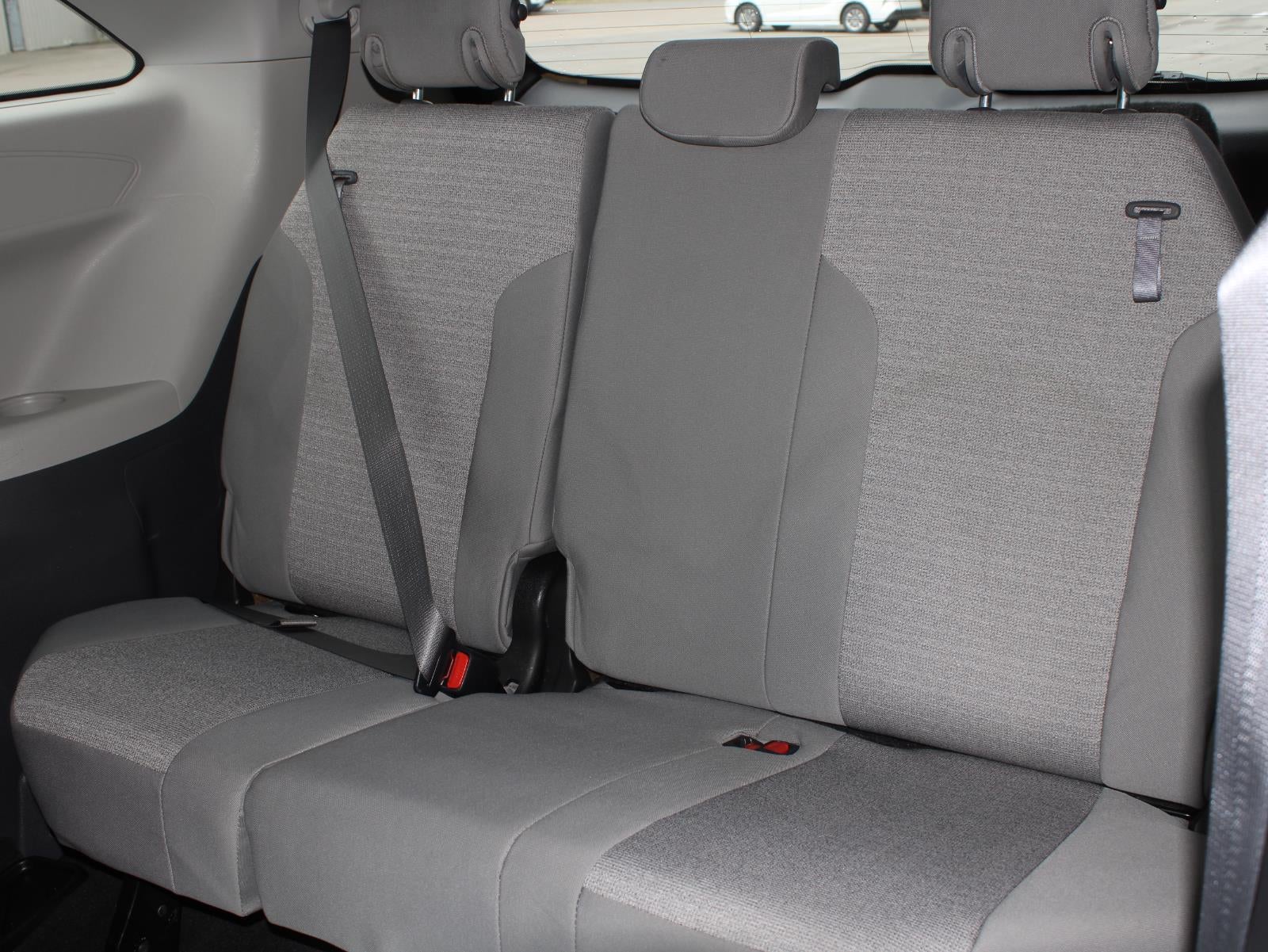 2022 Toyota Sienna LE