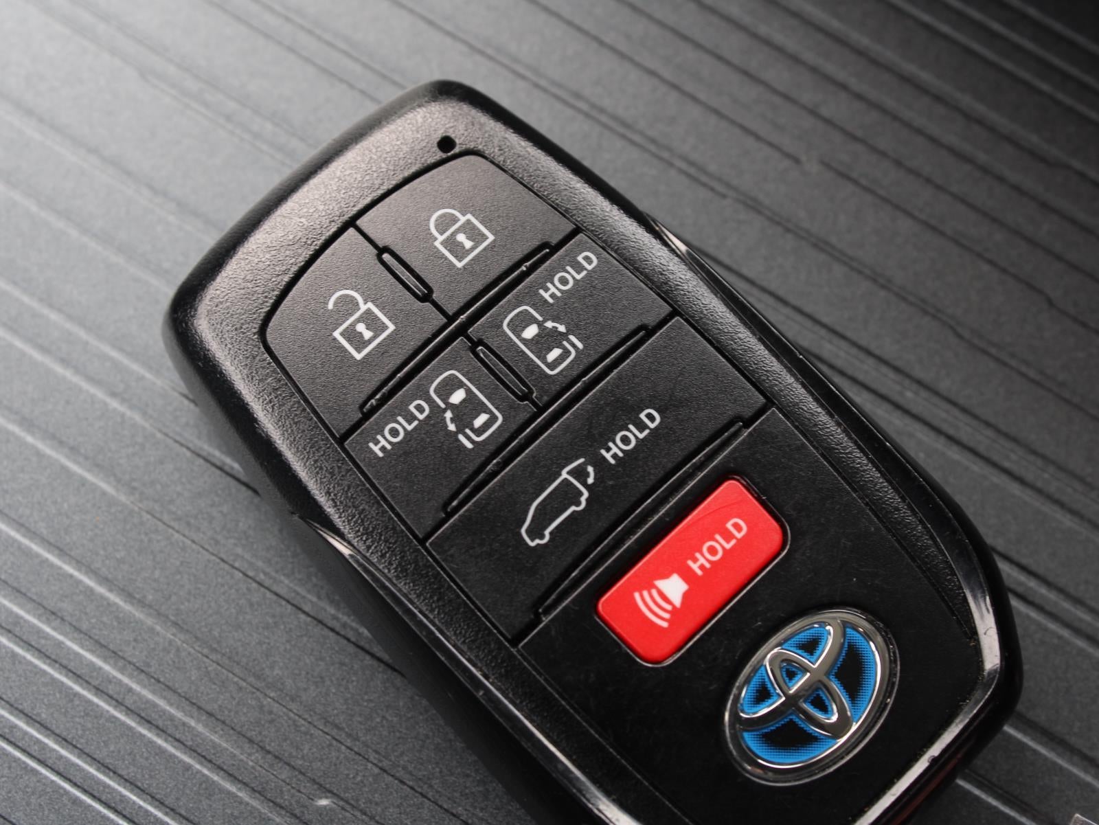 2025 Toyota Sienna LE