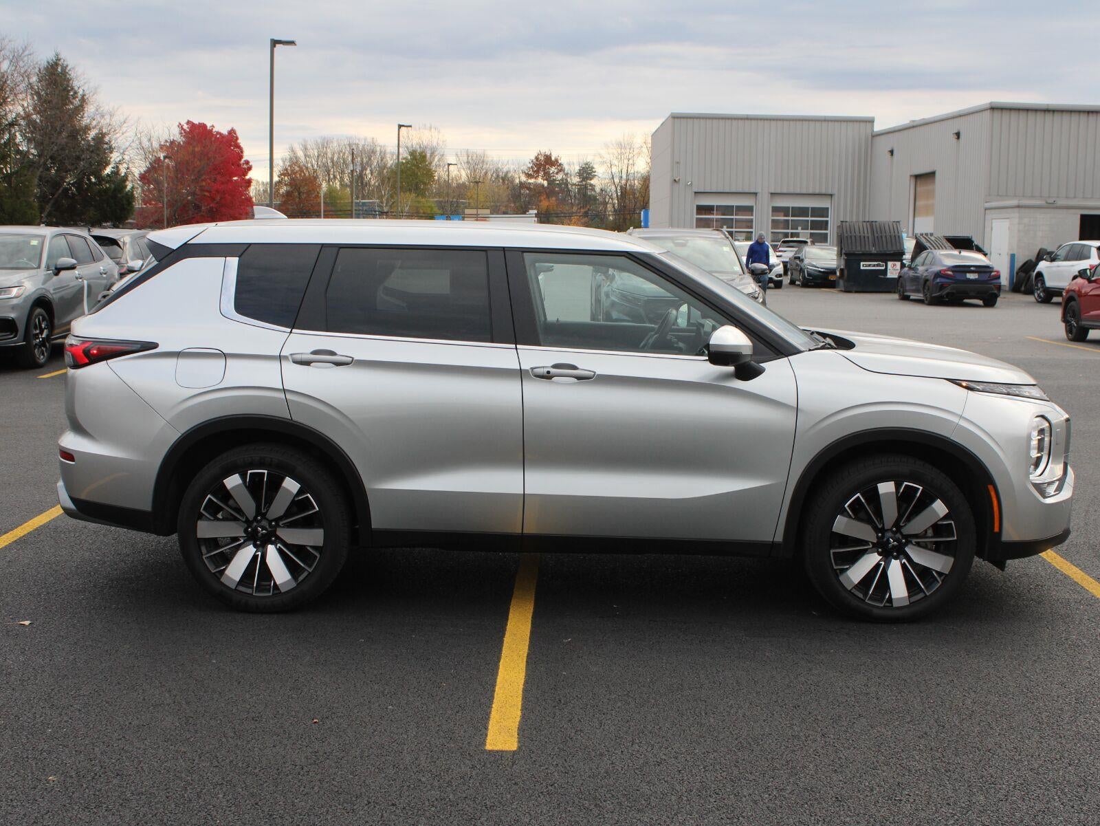 2025 Mitsubishi Outlander SE