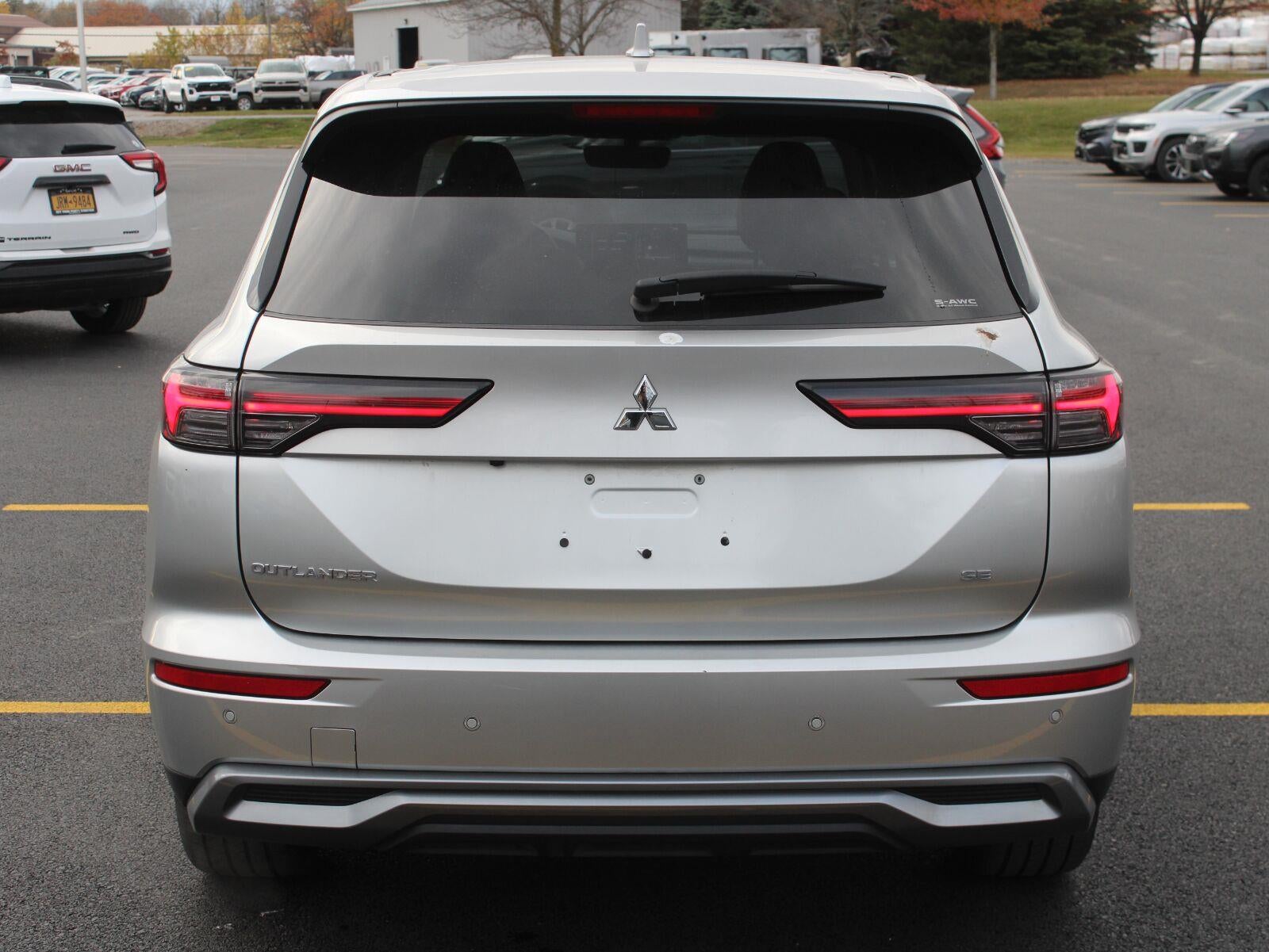 2025 Mitsubishi Outlander SE
