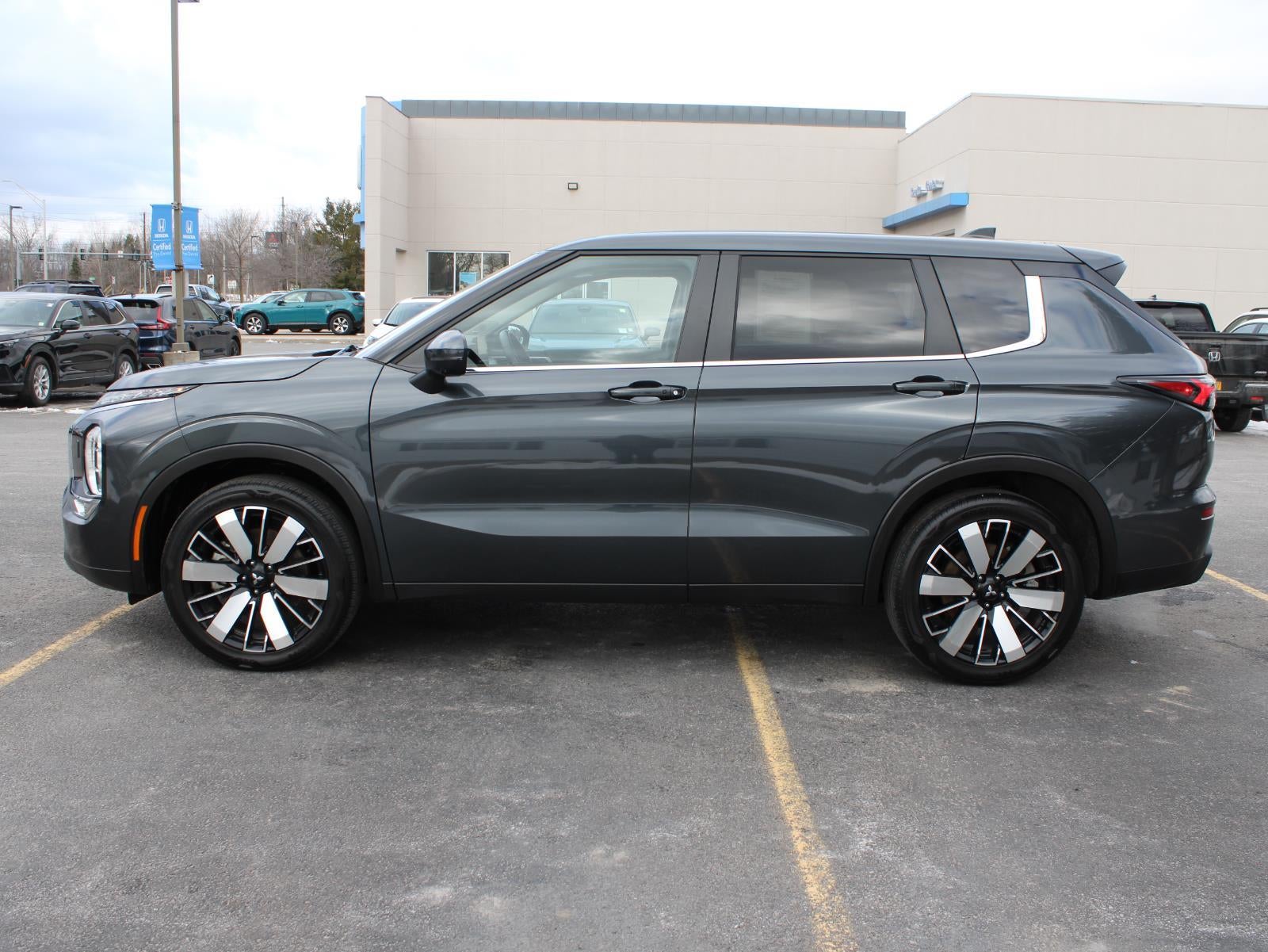 2025 Mitsubishi Outlander SE