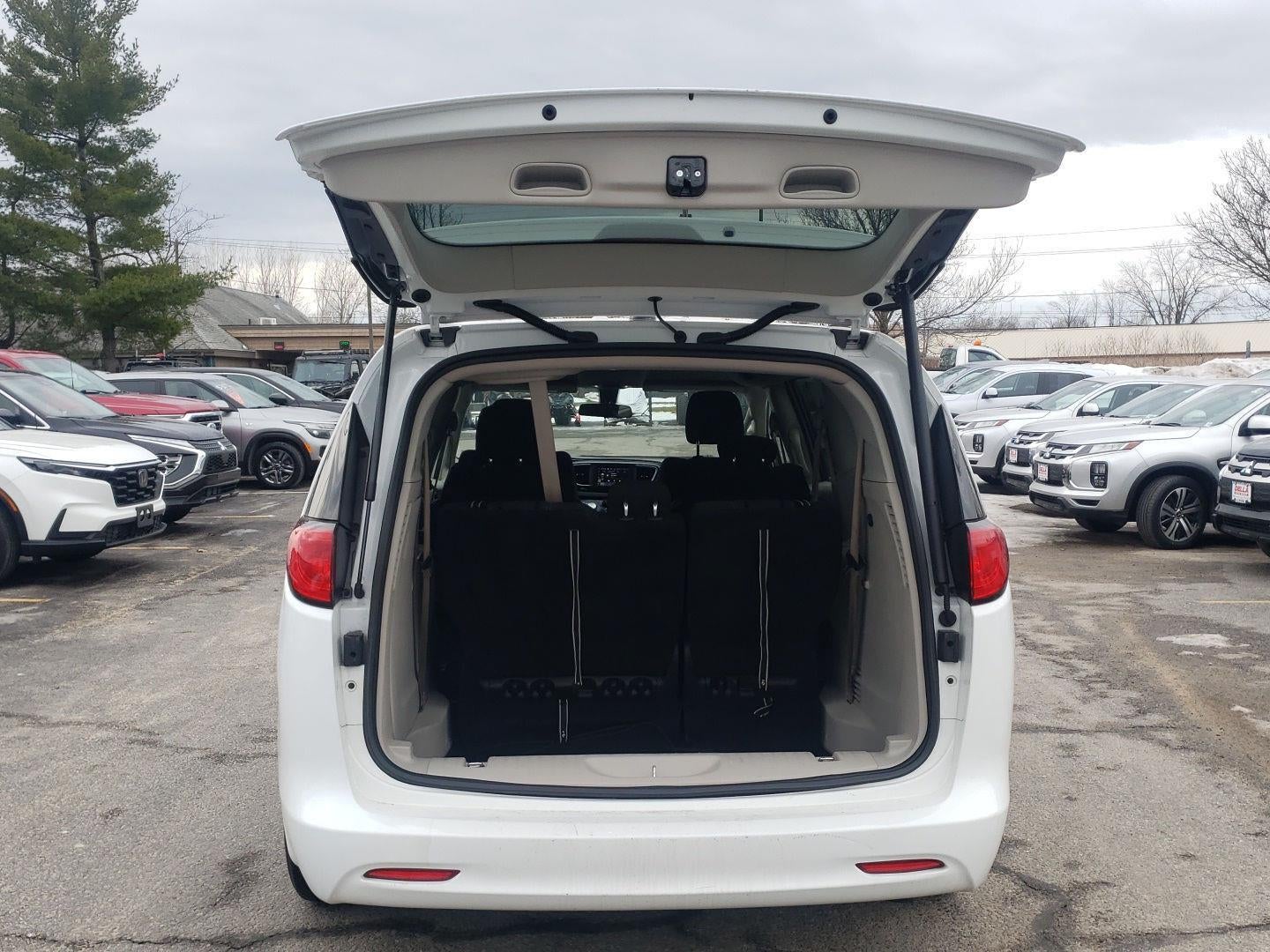 2022 Chrysler Voyager LX